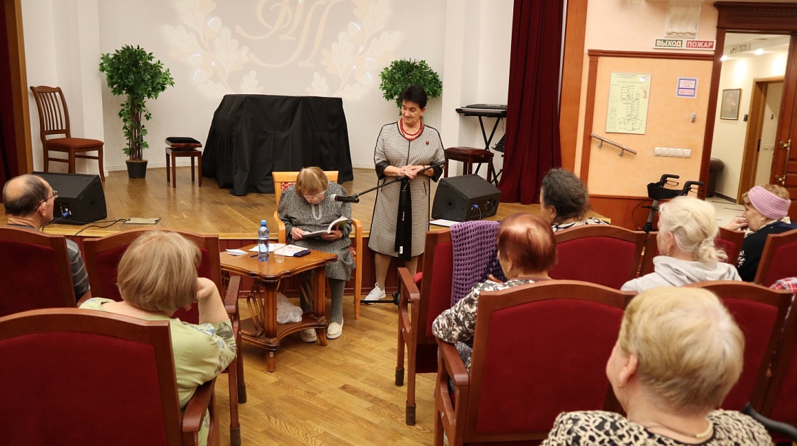 В зрительном зале прошел поэтический час «Поэзией душа  моя  полна» по творчеству Эдуарда  Асадова